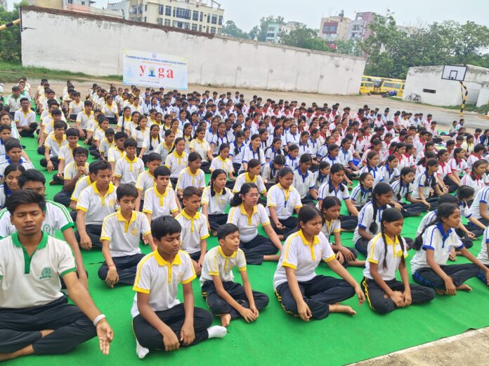 छात्र योग करते हुए