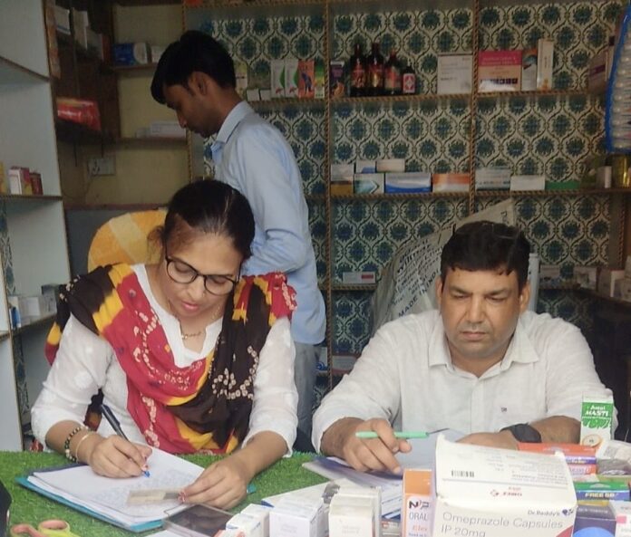 आंवला में अवैध मेडिकल स्टोर पर छापा