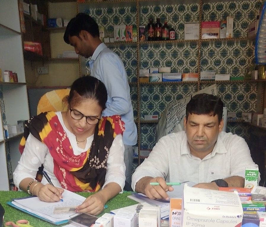 आंवला में अवैध मेडिकल स्टोर पर औषधि विभाग का छापा, बड़ी मात्रा में दवाएं जब्त। आंवला में अवैध मेडिकल स्टोर पर छापा