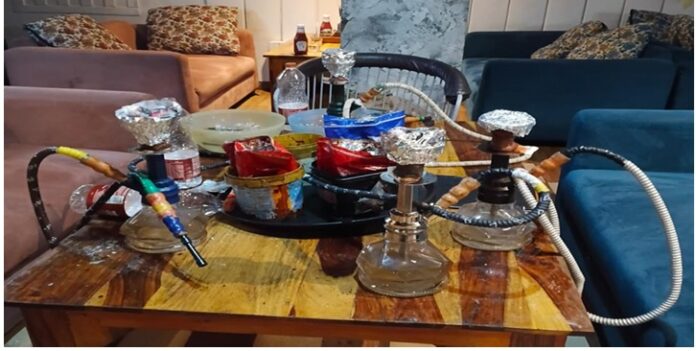 पुलिस की बड़ी कार्रवाई: अवैध हुक्का बार पर छापेमारी, हुक्के और नशे युक्त फ्लेवर पैकेट जब्त