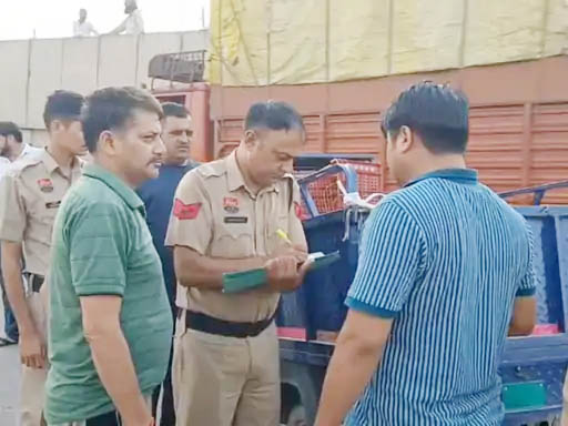 बल्लभगढ़ में एक्सीडेंट के बाद पूछताछ करती पुलिस। बल्लभगढ़ में एक्सीडेंट के बाद पूछताछ करती पुलिस।