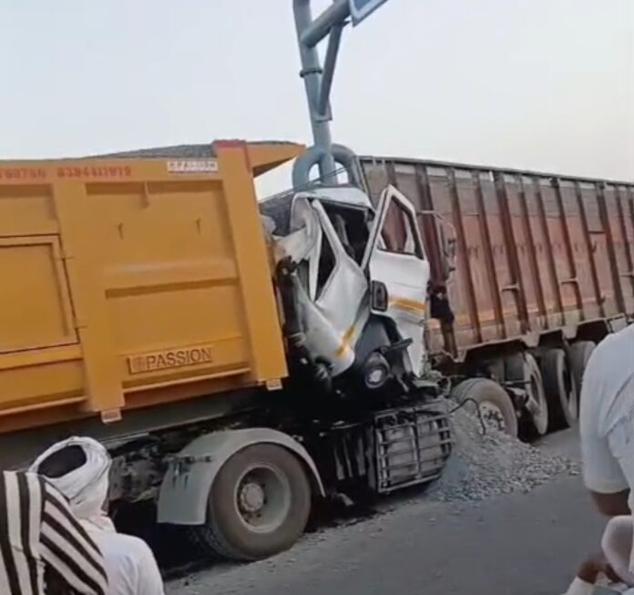 ट्रक दुर्घटना में कई घायल ट्रक दुर्घटना में कई घायल
