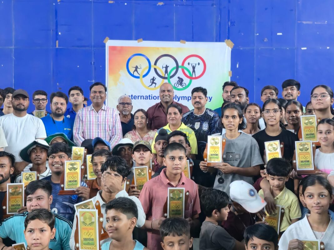 ओलंपिक दिवस पर नेताजी सुभाष चंद्र बोस सोनकपुर स्पोर्ट्स स्टेडियम में खिलाड़ियों को सम्मानित किया गया। ओलंपिक दिवस पर नेताजी सुभाष चंद्र बोस स्पोर्ट्स स्टेडियम में सम्मान समारोह