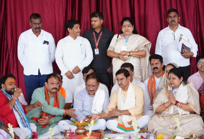 मुख्यमंत्री विष्णु देव साय ने जांजगीर-चांपा जिले में 295 करोड़ रुपये से अधिक के 341 विकास कार्यों का किया लोकार्पण एवं भूमिप…