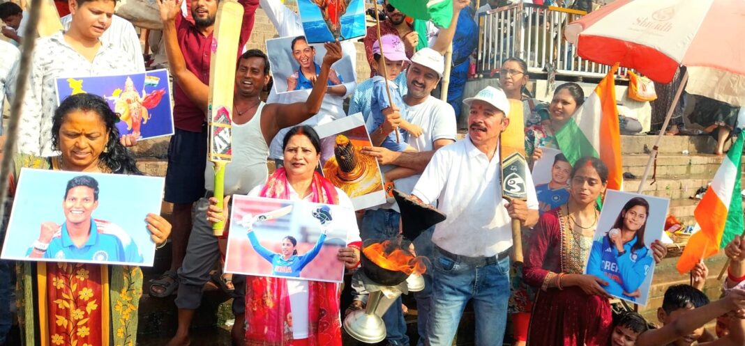 भारतीय महिला क्रिकेट टीम की जीत के लिए युवाओं ने मां गंगा की आरती की भारतीय महिला क्रिकेट टीम की जीत के लिए युवाओं ने मां गंगा की आरती की