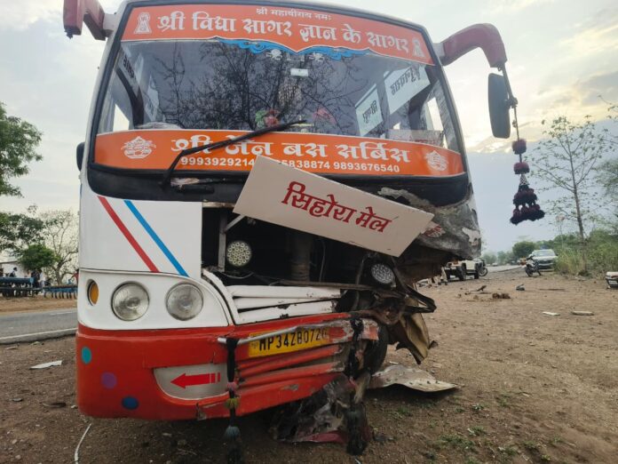 दमोह-जबलपुर स्टेट हाईवे पर भीषण सड़क हादसा: एक ही परिवार के तीन सदस्यों की दर्दनाक मौत