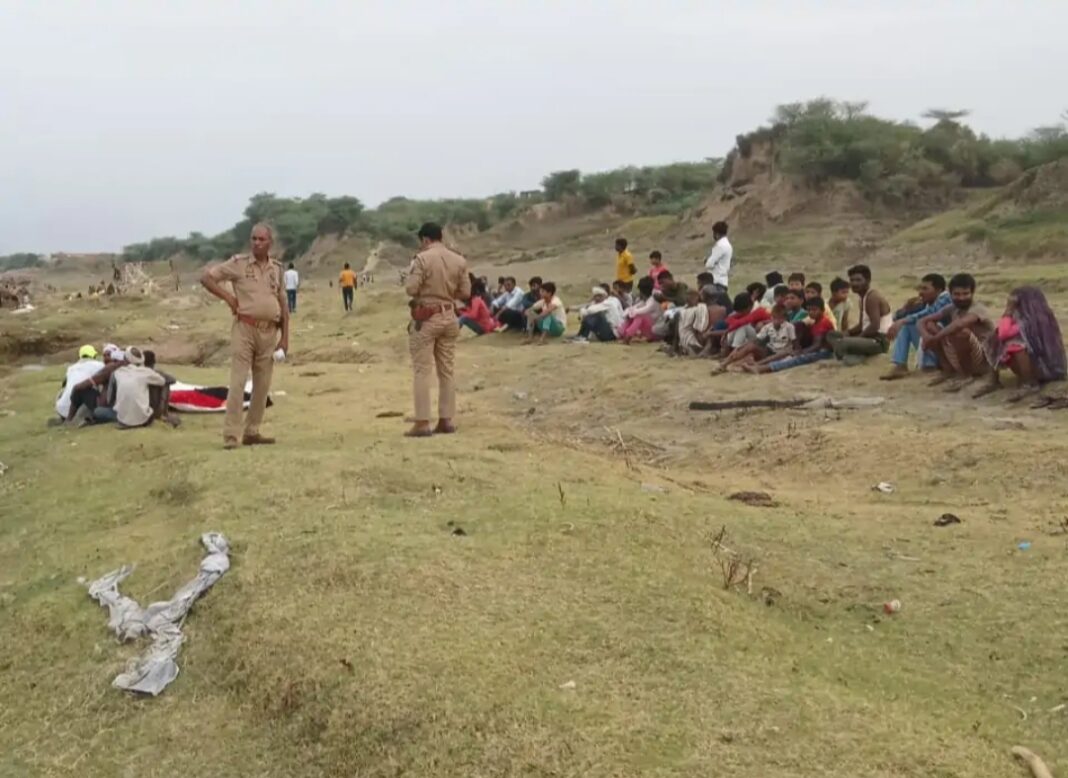 जमुना के किनारे खड़े ग्रामीण: एक अनोखी तस्वीर जमुना के किनारे खड़े ग्रामीण: एक अनोखी तस्वीर