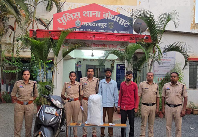 स्कूटी पर अवैध गांजा ले जाते दो आरोपी