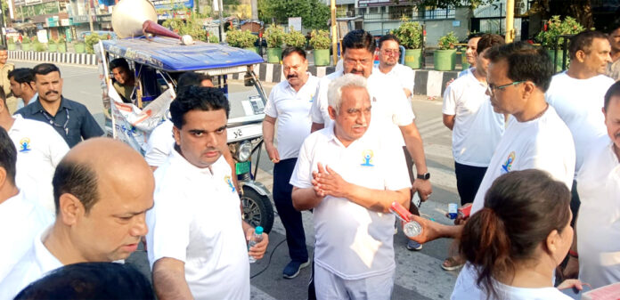 उत्तराखंड में योग को बढ़ावा देने के लिए 'रन फॉर योगा' कार्यक्रम का आयोजन, मंत्री मदन कौशिक ने किया शुभारंभ उत्तराखंड में योग को बढ़ावा देने के लिए 'रन फॉर योगा' कार्यक्रम का आयोजन, मंत्री मदन कौशिक ने किया शुभारंभ