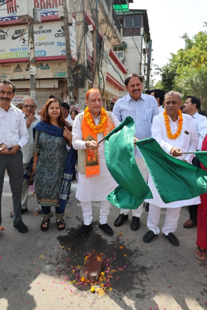 महापौर प्रवेश वाही ने जेसीबी मशीन सहित 35 वाहनों को हरी झंडी दिखाकर रवाना किया। महापौर प्रवेश वाही ने जेसीबी मशीन सहित 35 वाहनों को हरी झंडी दिखाकर रवाना किया।