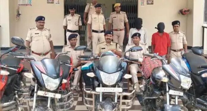 बिहार: अररिया में पुलिस ने 12 नक्सलियों को किया गिरफ्तार, कई हथियार और गोला-बारूद बरामद बिहार: अररिया में पुलिस ने 12 नक्सलियों को किया गिरफ्तार, कई हथियार और गोला-बारूद बरामद