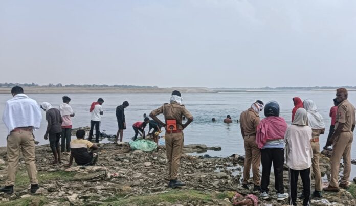 भोगांव गंगा घाट पर पुलिस व ग्रामीणों की भीड़।