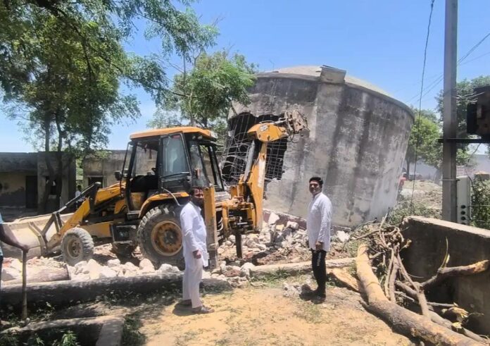 पानी की टंकी ध्वस्त