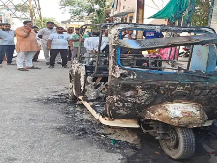 इंदौर में देर रात आगजनी! घर के बाहर खड़े ऑटो और दो बाइक जलकर खाक इंदौर में देर रात आगजनी! घर के बाहर खड़े ऑटो और दो बाइक जलकर खाक