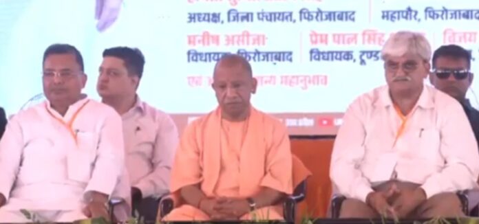 मुख्यमंत्री का मंच पर संबोधन मुख्यमंत्री का मंच पर संबोधन