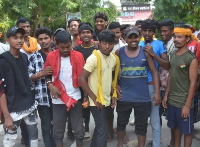 सफाई कर्मियों का सड़कों पर प्रदर्शन: स्वच्छता के लिए सम्मान और अधिकार की मांग
