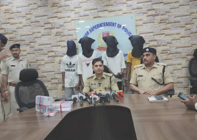 फायरिंग कांड का बड़ा खुलासा! चार आरोपी गिरफ्तार, हथियार और कारतूस बरामद फायरिंग कांड का बड़ा खुलासा! चार आरोपी गिरफ्तार, हथियार और कारतूस बरामद