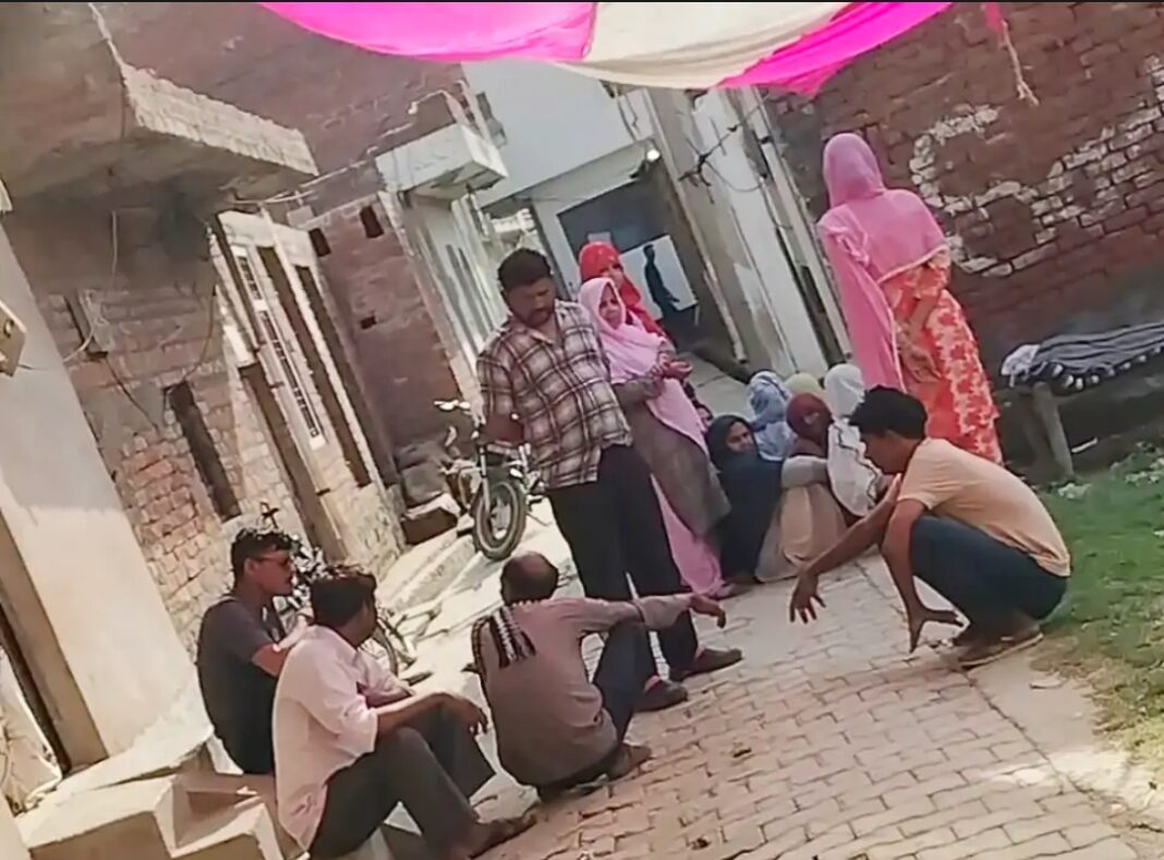 घटना स्थल पर भीड़ जमा, लोगों में दहशत और उत्सुकता का माहौल घटना स्थल पर भीड़ जमा