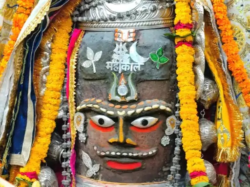 महाकालेश्वर मंदिर में दिव्य श्रृंगार से सजे बाबा महाकाल