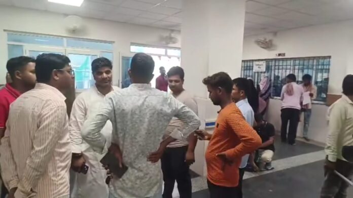 दुखद घटना के बाद सदर अस्पताल में परिजन दुखद घटना के बाद सदर अस्पताल में परिजन