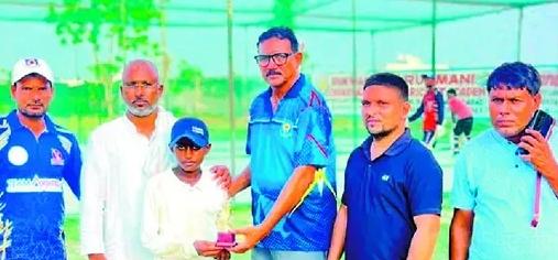 अली अकबर को मैन ऑफ द मैच का पुरस्कार। अली अकबर को मैन ऑफ द मैच का पुरस्कार।