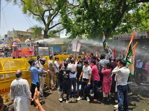 कांग्रेस कार्यकर्ताओं पर पुलिस का लाठीचार्ज