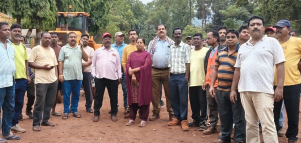 विरोध जताते लोग