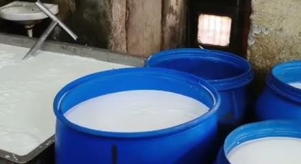 मुरादाबाद के पाकबड़ा में खाद्य विभाग की बड़ी कार्रवाई, 130 किलो दूषित दही नष्ट किया गया दूषित दही नष्ट किया गया