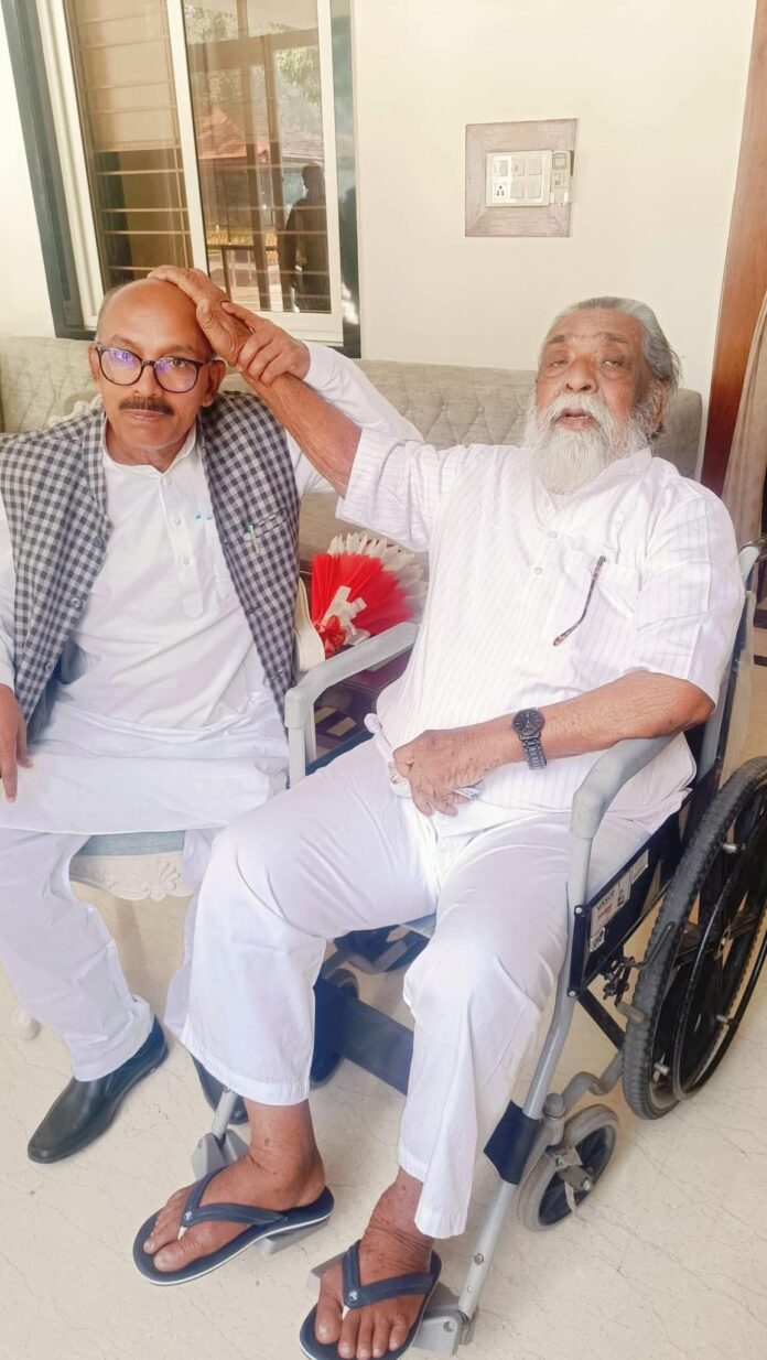 गुरूजी और स्पीकर की फ़ाइल फ़ोटो