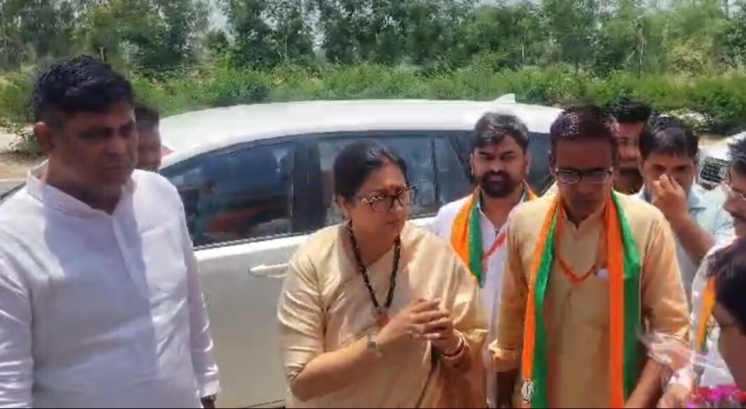 पंचायत चुनाव से पहले बड़ा विवाद! मतदाता सूची से स्मृति ईरानी का नाम गायब, मचा हड़कंप पंचायत चुनाव से पहले बड़ा विवाद! मतदाता सूची से स्मृति ईरानी का नाम गायब, मचा हड़कंप