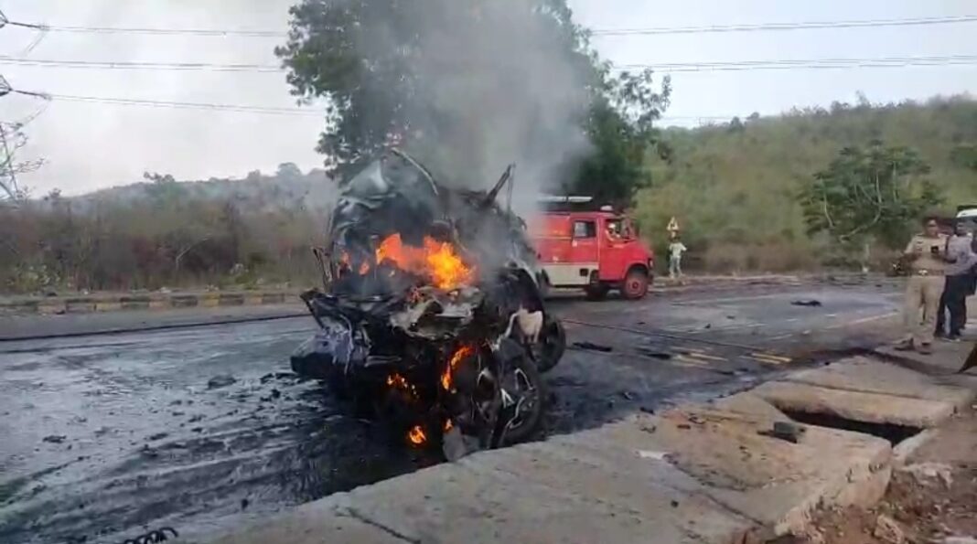 जबलपुर : बरेला में भीषण सड़क हादसा: डंपर की टक्कर के बाद कार में लगी आग, दो लोगों की जिंदा जलकर मौत जबलपुर : बरेला में भीषण सड़क हादसा: डंपर की टक्कर के बाद कार में लगी आग, दो लोगों की जिंदा जलकर मौत