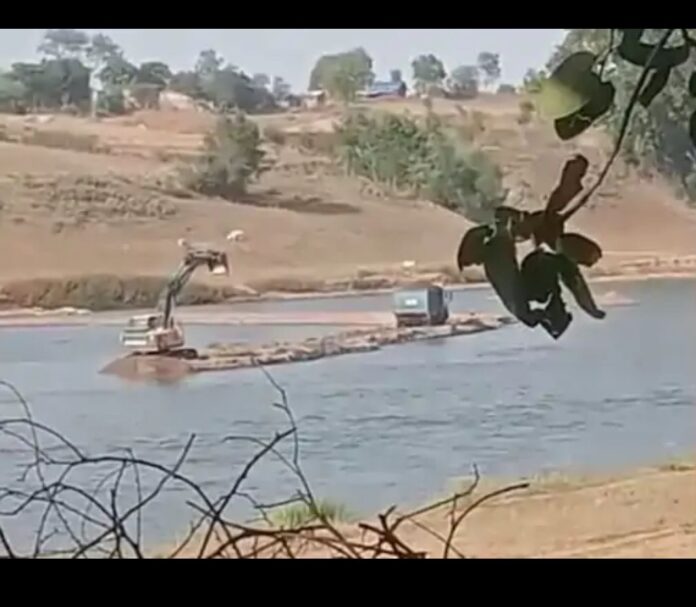 नर्मदा नदी में अवैध रेत खनन