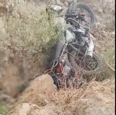 हादसे के बाद गड्ढे में पड़ी बाइक। हादसे के बाद गड्ढे में पड़ी बाइक