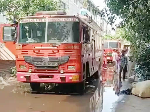 आग लगने की सूचना पर मौके पर पहुंची फायर ब्रिगेड की गाड़ियां आग बुझाने की कार्यवाही