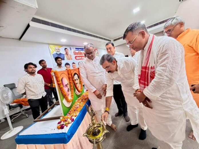 बीजेपी नेताओं ने कार्यक्रम का शुभारंभ किया, शंकर गिरी और गिरीश चंद्र यादव ने दीप प्रज्वलित किया
