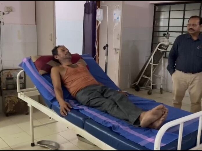 किसान की दुर्दशा: अस्पताल में जारी है इलाज