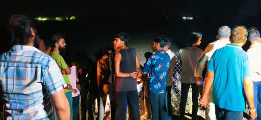 गिरफ्तारी की मांग पर अड़े कार्यकर्ता, धरने पर बैठकर सरकार के खिलाफ जताया विरोध कार्यकर्ता धरने पर बैठे