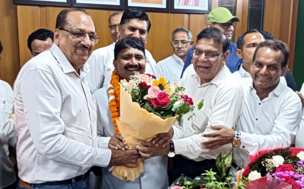 नए पद की जिम्मेदारी संभालने पर रवि सैनी को पार्टी नेताओं ने दी बधाई।