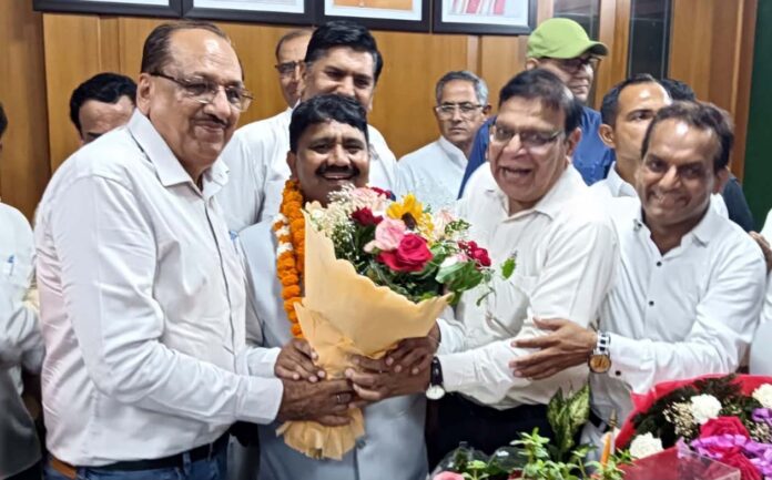 नए पद की जिम्मेदारी संभालने पर रवि सैनी को पार्टी नेताओं ने दी बधाई।