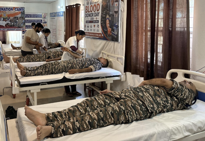 कमांडेंट अरविंद सिंह रक्तदान के महत्व पर बोलते हुए