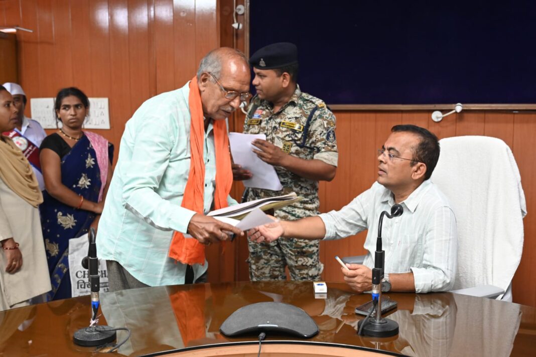 कलेक्टर का जनदर्शन: 100 आवेदकों ने रखी अपनी समस्याएं, त्वरित निराकरण के दिए निर्देश कलेक्टर का जनदर्शन
