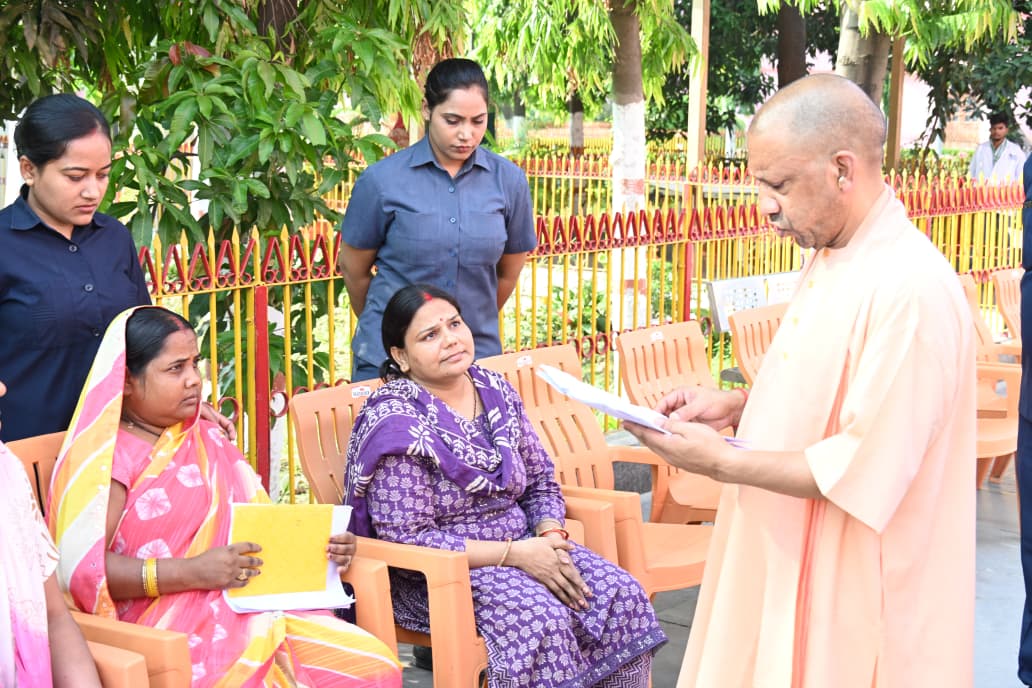 मुख्यमंत्री ने किया गोसेवा, मंदिर परिसर में बच्चों से हुई मुलाकात मुख्यमंत्री गोसेवा करते हुए