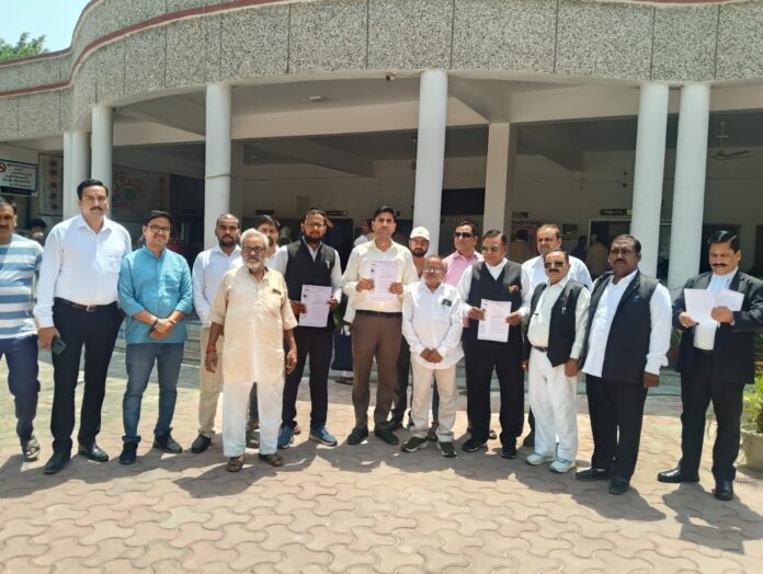 पदाधिकारी ज्ञापन सौंपते हुए