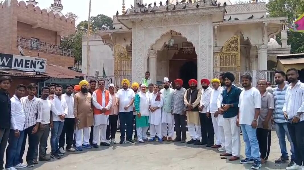 चुना शाह बाबा मजार पर अल्पसंख्यक समुदाय की चादरपोशी और दुआ चुना शाह बाबा मजार पर चादरपोशी
