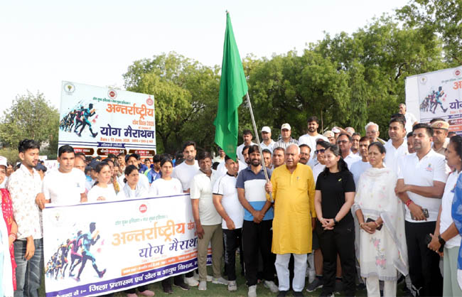 विधायक ओम प्रकाश यादव ने योग मैराथन को दिखाई हरी झंडी, स्वस्थ जीवन के लिए योग को बढ़ावा देने का संदेश। विधायक ओम प्रकाश यादव योग मैराथन को हरी झंडी दिखाते हुए