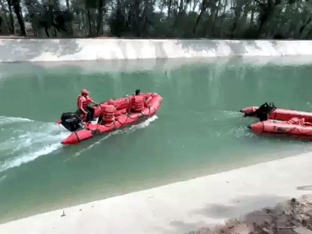 रतिया। भाखड़ा ब्रांच नहर में सर्च अभियान चलाते एनडीआरएफ टीम सदस्य। रतिया। भाखड़ा ब्रांच नहर में सर्च अभियान चलाते एनडीआरएफ टीम सदस्य।