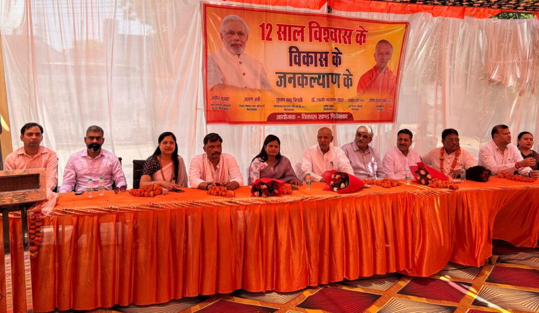 मंच पर विराजमान सम्मानित अतिथि