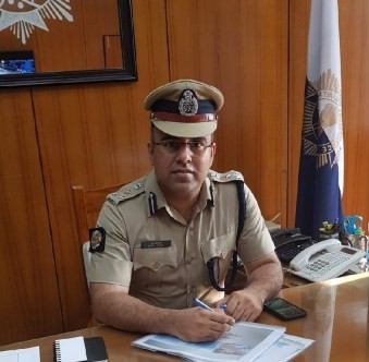 पश्चिम बंगाल में बड़ा प्रशासनिक फेरबदल! 179 पुलिस अधिकारियों के तबादले से मची हलचल पश्चिम बंगाल में बड़ा प्रशासनिक फेरबदल! 179 पुलिस अधिकारियों के तबादले से मची हलचल