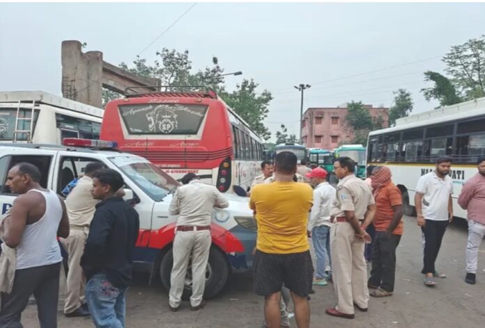 मृतक का पंचनामा बनाते पुलिस अधिकारी