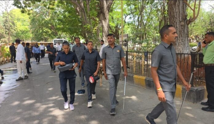 बम निरोधक दस्ता की टीम जांच करते हुए